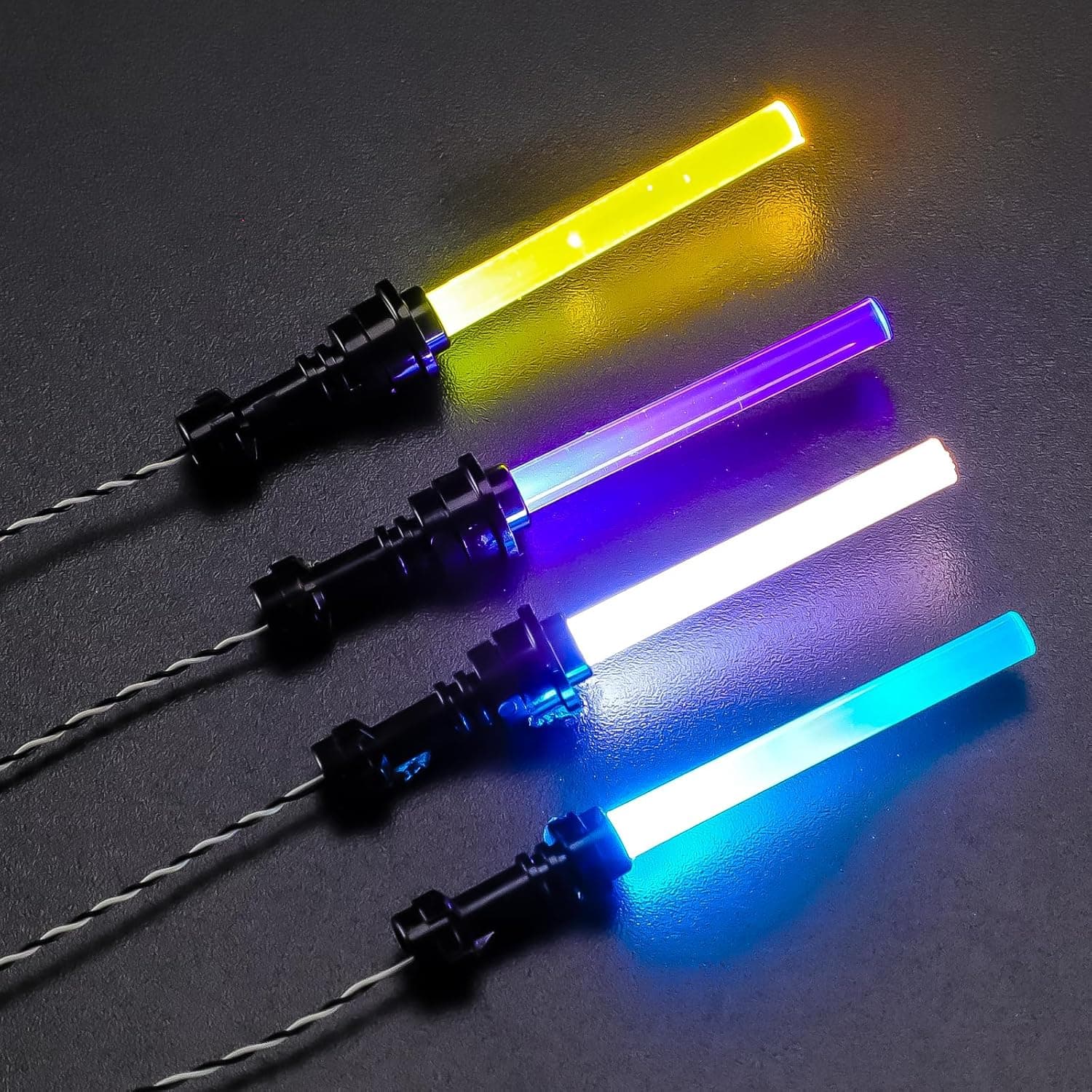 Brikmax 4 Farben LED Lichtschwert Kit für LEGO Minifiguren